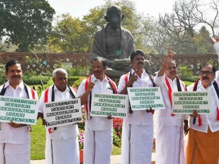காவிரி மேலாண்மை வாரியம் அமைக்க வலியுறுத்தி நாடாளுமன்ற வளாகத்தில் அதிமுக எம்.பி.,க்கள் போராட்டம்