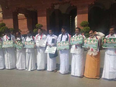 காவிரி: 13வது நாளாக நாடாளுமன்ற வளாகத்தில் போராட்டம் நடத்தும் அதிமுக எம்.பி.,க்கள்