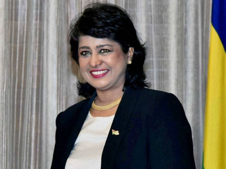 கிரெடிட் கார்டு மோசடி: மொரீஷியஸின் முதல் பெண் அதிபர் ஆமீனா ராஜினாமா