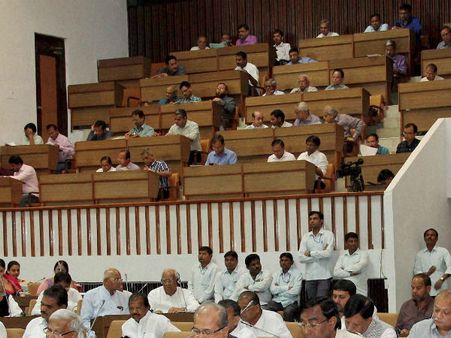 குஜராத் சட்டசபையில் மைக்கை பிடுங்கி அடிதடியில் ஈடுபட்ட காங்கிரஸ் எம்எல்ஏக்கள் 3 ஆண்டுகள் சஸ்பென்ட்