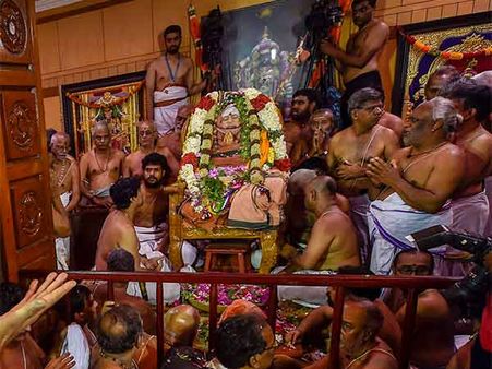 அபிஷேகம், அலங்காரம் செய்யப்பட்டு ஜெயேந்திரர் உடல் நல்லடக்கம்