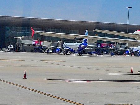 பெங்களூரு விமான நிலையத்தின் ஓடுபாதை மின் விளக்குகளில் மோதிய ஸ்பைஸ் ஜெட்.. 4 விளக்குகள் சேதம்