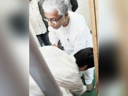 மாணிக் சர்க்காரின் பாதத்தை தொட்டு வணங்கிய திரிபுரா புதிய முதல்வர்: ஒரு நெகிழ்ச்சி தருணம்