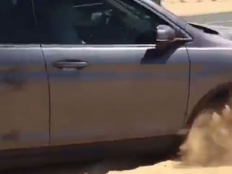 பாலைவனத்தில் மாட்டிய பயணிகளை மீட்ட ஐக்கிய அரபு அமீரகத்தின் பிரதமர்.. வைரல் வீடியோ