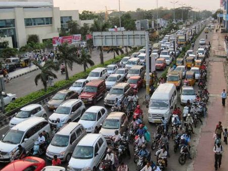 அண்ணாசாலையை அடுத்து ஓ.எம்.ஆர், சாலையில் திடீர் பள்ளம்: போக்குவரத்து நெரிசலால் அவதி