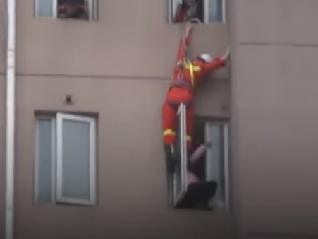 தற்கொலைக்குதற்கொலைக முயன்ற சீனப் பெண்... எட்டி உதைத்து காப்பாற்றிய தீயணைப்பு வீரர்... வைரலான வீடியோ