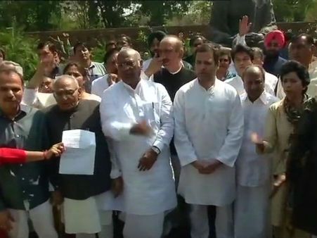 எஸ்.சி., எஸ்.டி, வன்கொடுமை தடுப்பு சட்டம்.. மத்திய அரசுக்கு எதிராக காங். எம்.பி.க்கள் தர்ணா