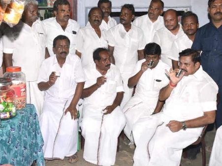 டீ ரொம்ப நல்லா இருந்துச்சு.. சேலம் அருகே தேனீர் கடையில் டீ குடித்து பாராட்டிய எடப்பாடியார்