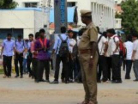 தேர்வு எழுத வந்த ப்ளஸ்2 மாணவருக்கு கத்திக்குத்து.. சகமாணவர்கள் வெறிச்செயலால் விரல்கள் துண்டானது