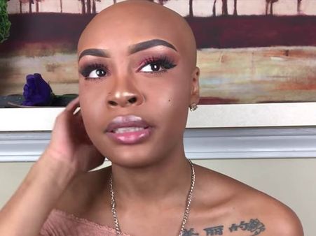 பியூட்டிசியனின் அலட்சியம்... சுருள் முடியை இழந்து மொட்டைத் தலையான இளம்பெண்.. வைரல் வீடியோ!