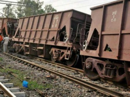 அரக்கோணம் அருகே சரக்கு ரயில் தடம்புரண்டதால் ரயில் பயண நேரங்கள் மாற்றம் !