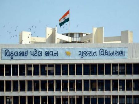 குஜராத் சட்டசபையில் அடிதடி.. பாஜக எம்எல்ஏவை மைக்கை பிடுங்கி காங்கிரஸ் எம்எல்ஏ தாக்கியதால் பரபரப்பு