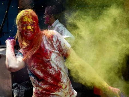 நாடு முழுவதும் ஹோலி பண்டிகை கொண்டாட்டம்.. வண்ணப்பொடிகளை பூசி உற்சாகம்!