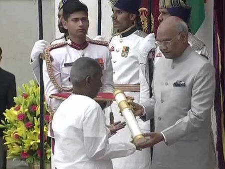 குடியரசு தலைவர் மாளிகையில் பத்ம விருதுகள் விழா கோலாகலம்.. பத்ம விபூஷண் விருது பெற்றார் இளையராஜா