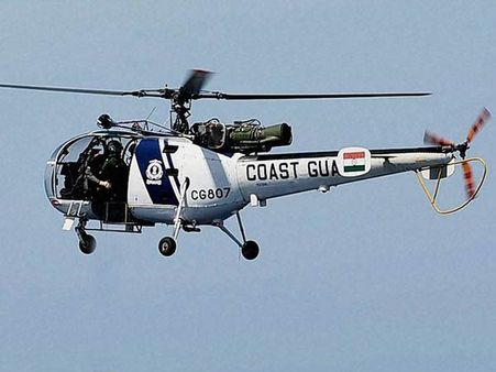 மகாராஷ்டிராவில் இந்திய கடலோர காவல்படையின் ஹெலிகாப்டர் விழுந்து விபத்து.. ஒருவர் படுகாயம்