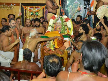 மூங்கில் கூடையில் சந்தன நாற்காலியில் அமர்ந்தபடி ஜெயேந்திரர் உடல் அடக்கம்