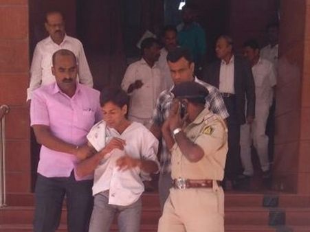 புகாரில் நடவடிக்கை இல்லை, அதனால்தான்.. லோக்ஆயுக்தா நீதிபதியை கத்தியால் குத்தியவர் வாக்குமூலம்