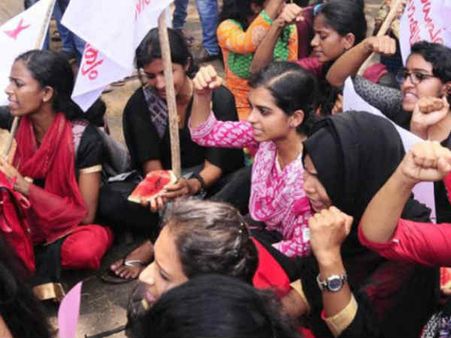 இஸ்லாமிய மாணவிகள் பற்றி கேரள பேராசிரியர் ஆபாச பேச்சு... பதிலுக்கு பெண்கள் என்ன செய்தார்கள் தெரியுமா?