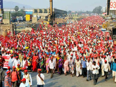 லட்சக்கணக்கில் திரண்டவர்கள் விவசாயிகள் இல்லையாம்.. தீவிரவாதிகளாம்... பாஜக கிண்டல்