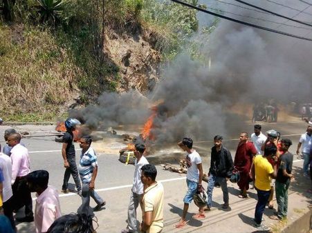 இலங்கையில் அவசர நிலை பிரகடனம்.. கிரிக்கெட் தொடரில் பங்கேற்க சென்ற இந்திய வீரர்கள் நிலை?