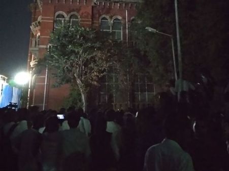 சட்டக்கல்லூரியை இடமாற்றக் கூடாது... மாணவர்கள் தற்கொலை மிரட்டலால் சென்னையில் பரபரப்பு!