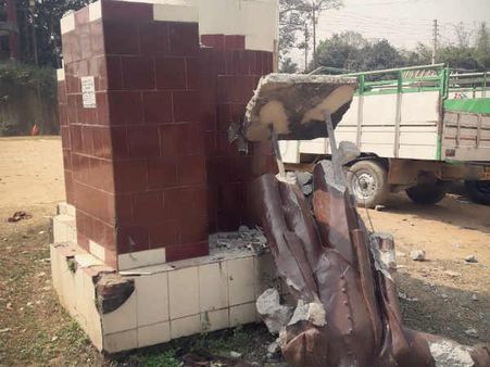 தொடரும் சிலை தகர்ப்பு... திரிபுராவில் மேலும் ஒரு லெனின் சிலை உடைக்கப்பட்டது