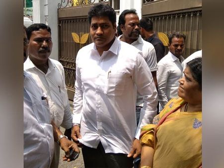 அதிமுக தலைமை அலுவலகம் வந்த ஜெ. தீபா கணவர் மாதவனால் பரபரப்பு!