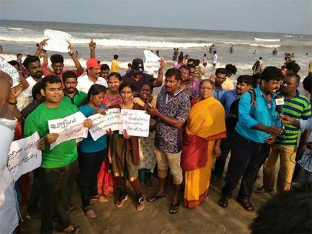 மெரினாவில் தடையை விலக்குங்கள்... நாங்கள் சாதித்து காட்டுகிறோம்... இளைஞர்கள் ஆவேசம்!