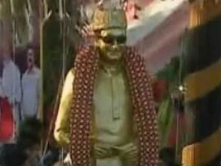 நல்ல வேளை.. இந்த சிலை எம்ஜிஆர் சிலை மாதிரிதான் இருக்கு!