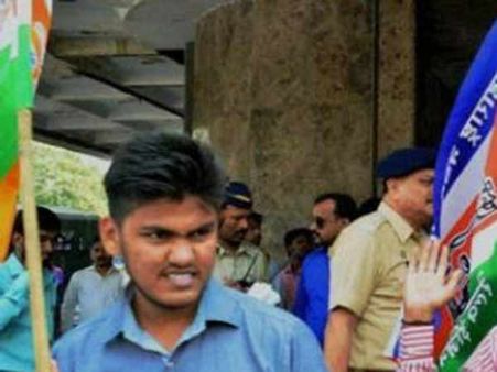 மகாராஷ்டிராவில் குஜராத்தி மொழி பெயர் பலகைகளை அடித்து நொறுக்கிய ராஜ் தாக்கரே தொண்டர்கள்