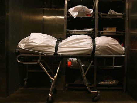 இறந்து போனதாக உடற்கூறுக்கு எடுத்து செல்லப்பட்ட நபர்.. பிரேத பரிசோதனை அறையில் எழுந்த அதிசயம்