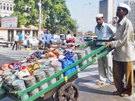 வாவ் டப்பா வாலா.. ஜிபிஎஸ் மூலம் விவசாயிகளுக்கு உணவு சப்ளை.. மும்பை போராட்டத்தில் சுவாரசியம்!