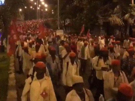 பள்ளி பொதுத்தேர்வு பாதிக்க கூடாது என இரவில் போராட்டம் செய்த விவசாயிகள்.. கலங்க வைக்கும் வீடியோ