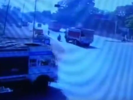 மணல் மாஃபியாக்கள் பற்றி செய்தி வெளியிட்ட மத்திய பிரதேச பத்திரிகையாளர் லாரி ஏற்றிக் கொலை