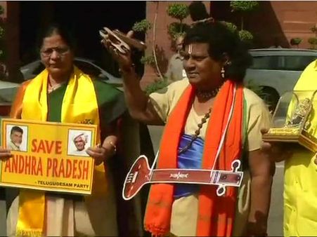 சிறப்பு அந்தஸ்து கோரி ஆந்திர எம்பிக்கள் நாரதர் போல் உடையணிந்து நாடாளுமன்றத்தில் போராட்டம்