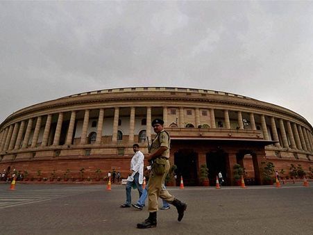 காவிரி மேலாண்மை வாரியம் அமைக்க வலியுறுத்தல்.. ராஜ்யசபாவில் அதிமுக எம்.பி.க்கள் போராட்டம்