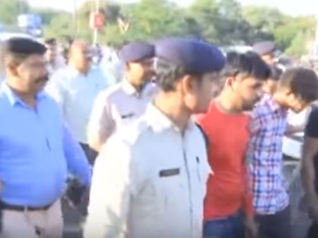 கல்லூரி மாணவி பலாத்காரம்... குற்றவாளிகள் 4 பேரை கைது செய்து ஊர்வலமாக அழைத்துச் சென்ற போலீசார்!