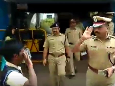 பள்ளி மாணவனுக்கு சல்யூட்... பாராட்டுகளை அள்ளும் பெங்களூரு கமிஷ்னரின் ‘பதில் மரியாதை’ வீடியோ