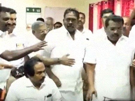 டேய் எழும்புடா... கூட்டுறவு இணைப்பதிவாளரை ஒருமையில் அழைத்து திட்டிய எம்எல்ஏ பிரின்ஸ்