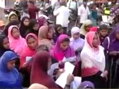 சிரிய தாக்குதலுக்கு எதிரான போராட்டம்: பிஞ்சுக் குழந்தைகளுடன் பெருந்திரளாக பங்கேற்ற முஸ்லிம் பெண்கள்