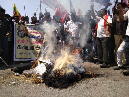 பெரியார் சிலை விவகாரம்.. எச் ராஜா கொடும்பாவியை எரித்து சென்னையில் போராட்டம்