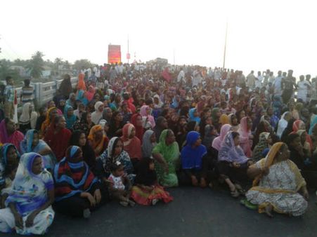 நபிகள் நாயகம் பற்றி தவறாக எழுதியவரை கைது செய்ய வேண்டும்.. பாம்பனில் மக்கள் சாலைமறியல்