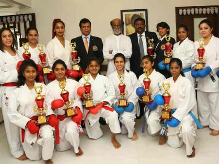 மகளிர் தினம்: கராத்தே பெண்களுக்கு விருது வழங்கி கவுரவித்த ரஜினிகாந்த்