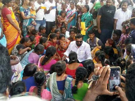 ஸ்டெர்லைட்: மாசடைந்த குமரெட்டியாபுரம் குடிநீரைக் குடித்து மக்களின் போராட்டத்திற்கு சரத்குமார் ஆதரவு