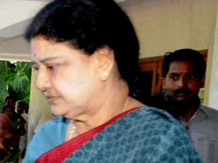 தஞ்சையில் சசிகலாவுக்கு திடீர் உடல்நலக்குறைவு.. டாக்டர் சிகிச்சை.. உறவினர்கள் குவிந்தனர்