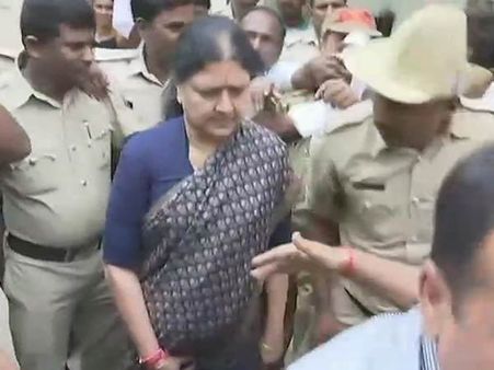 சசிகலாவுக்கு 15 நாட்கள் பரோல்- பெங்களூரு சிறையில் இருந்து தஞ்சை சென்றடைந்தார்!