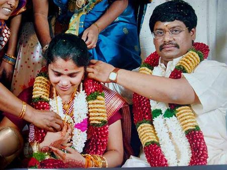 நீதிபதி என கூறி திருமணம் செய்தார் சசிகலா புஷ்பா கணவராகப் போகும் ராமசாமி: சத்யபிரியா கண்ணீர்