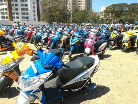 ஸ்கூட்டர் மானிய திட்டத்திற்கு ரூ.250 கோடி, லேப்டாப் திட்டத்திற்கு ரூ.758 கோடி: பட்ஜெட்டில் அறிவிப்பு