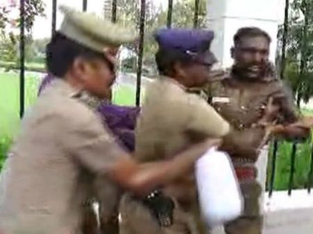 சென்னை டிஜிபி அலுவலகத்தில் 2 காவலர்கள் தீக்குளிக்க முயற்சி.. பரபரப்பு
