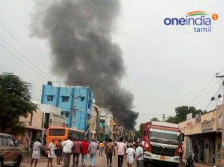 திருப்பூர் வெடிமருந்து கடையில் பயங்கர தீ விபத்து.. வெடித்து சிதறிய வெடிமருந்துகளால் அலறி ஓடிய மக்கள்